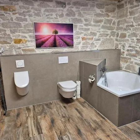 아파트 Doppelzimmer Carmen - Sauna, Badewanne, Wlan *